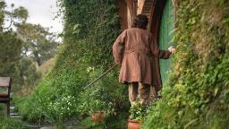هابیت در مقابل درِ سبز خانه در صحنه فیلم شکار گالم (The Hunt for Gollum)