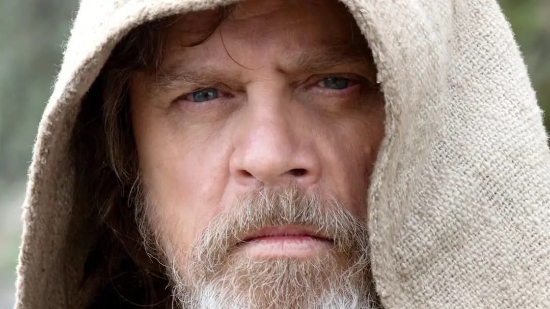 چهره لوک اسکای‌واکر (Luke Skywalker) با ردای کلاهدار در فیلم جنگ ستارگان