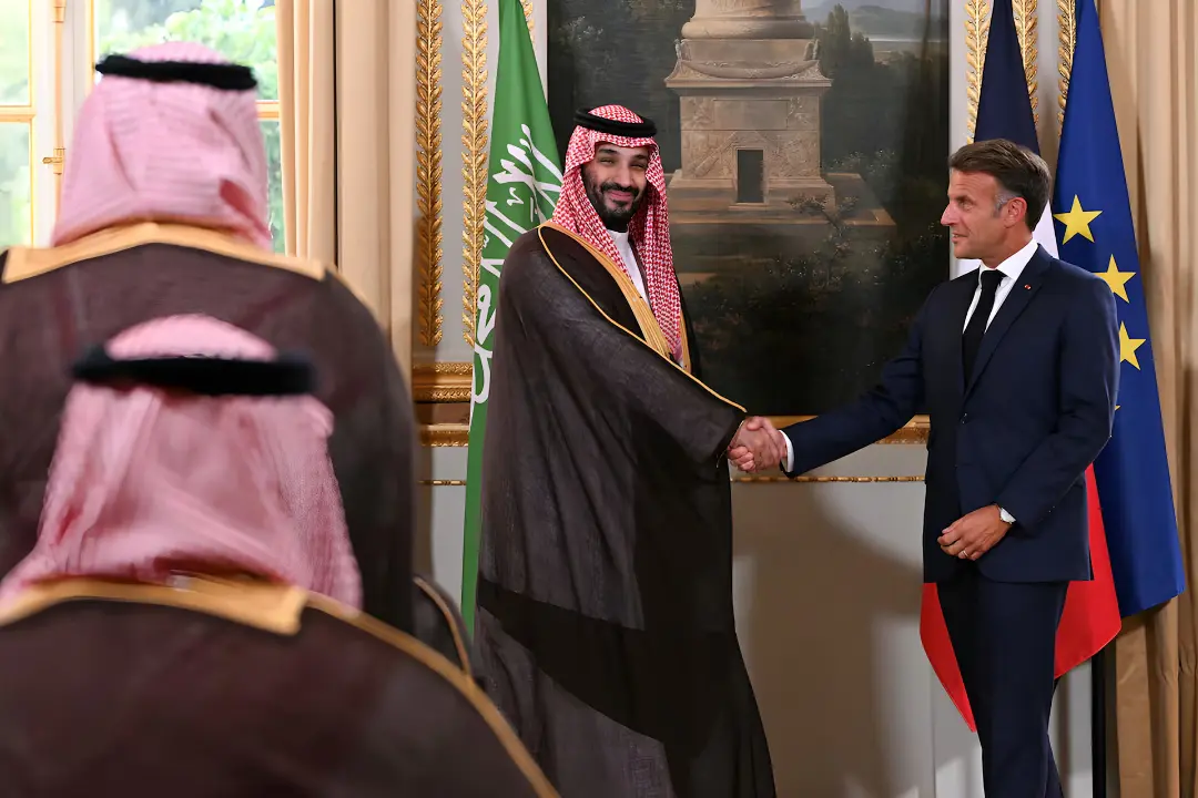 محمد بن سلمان (Mohammed bin Salman) با امانوئل مکرون (Emmanuel Macron) دست می‌دهد