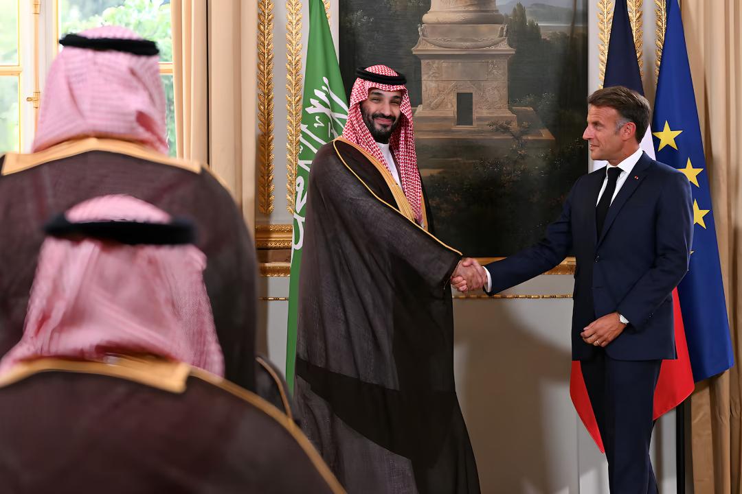 محمد بن سلمان (Mohammed bin Salman) با امانوئل مکرون (Emmanuel Macron) دست می‌دهد