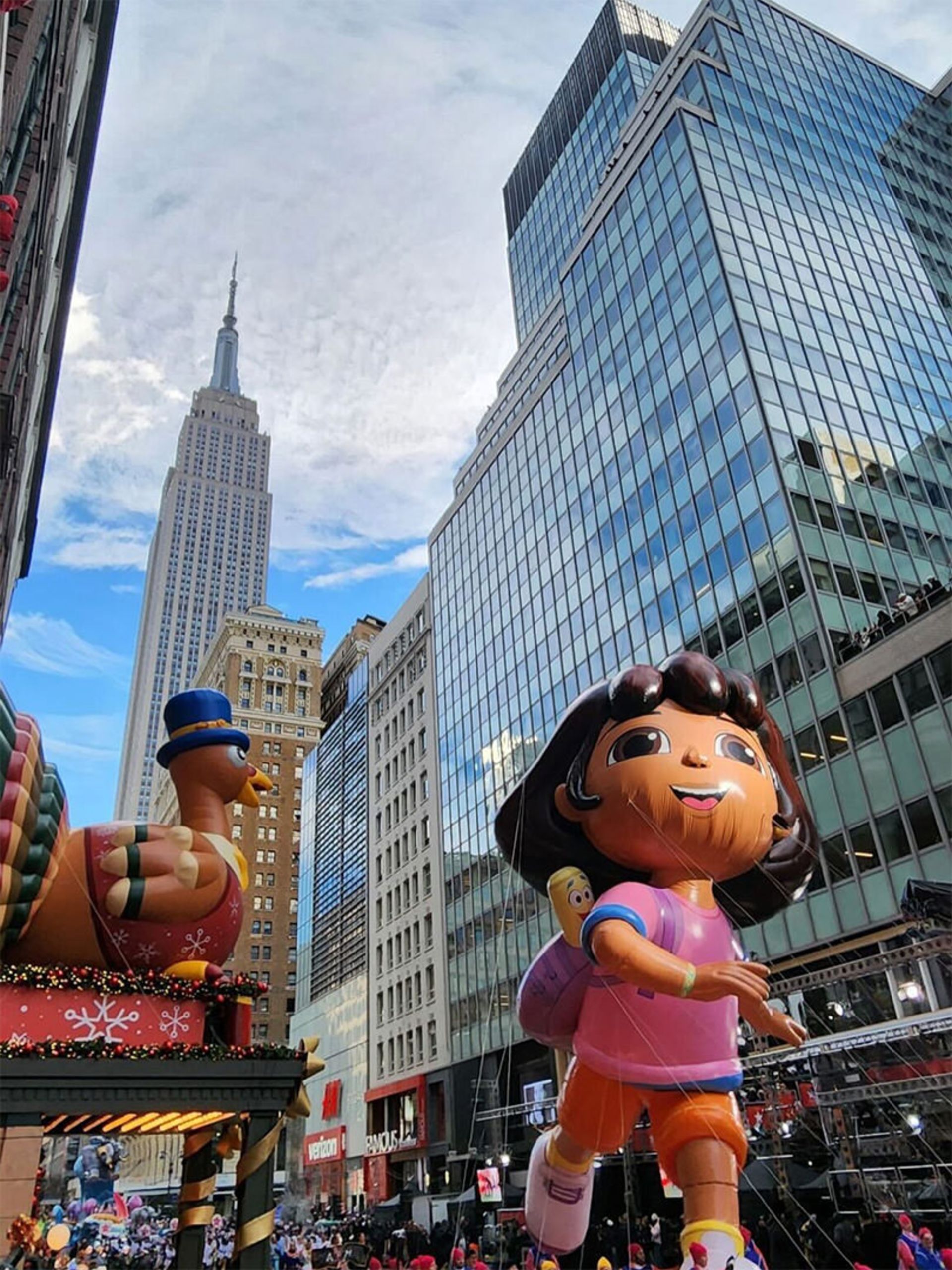 دورا در رژه شکرگزاری