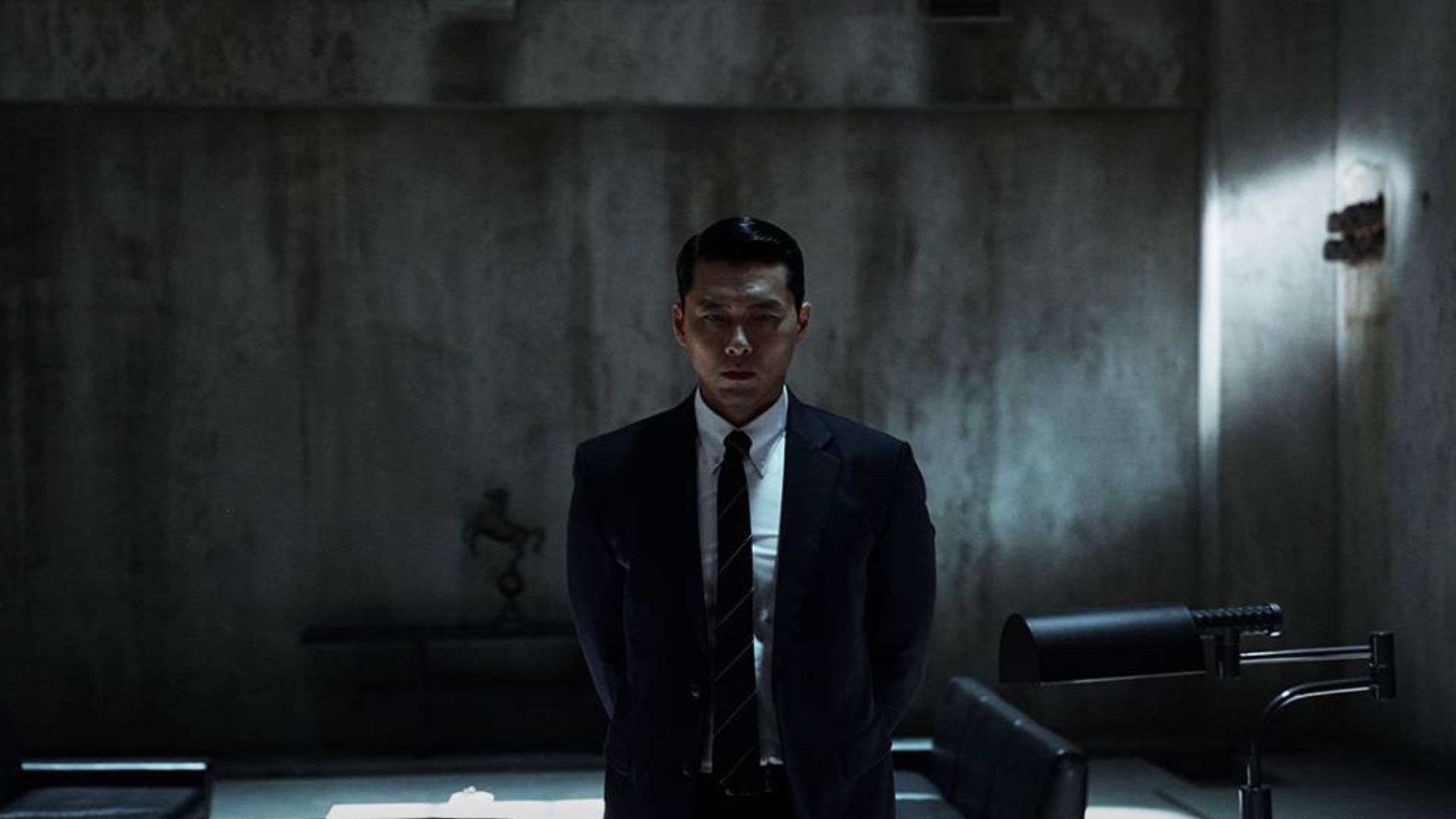 شخصیت سریال Made in Korea در حال تفکر