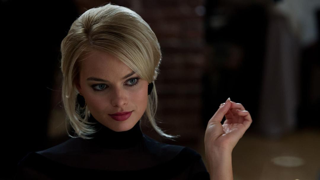 مارگو رابی در فیلم فیلم The Wolf of Wall Street با لباس مشکی