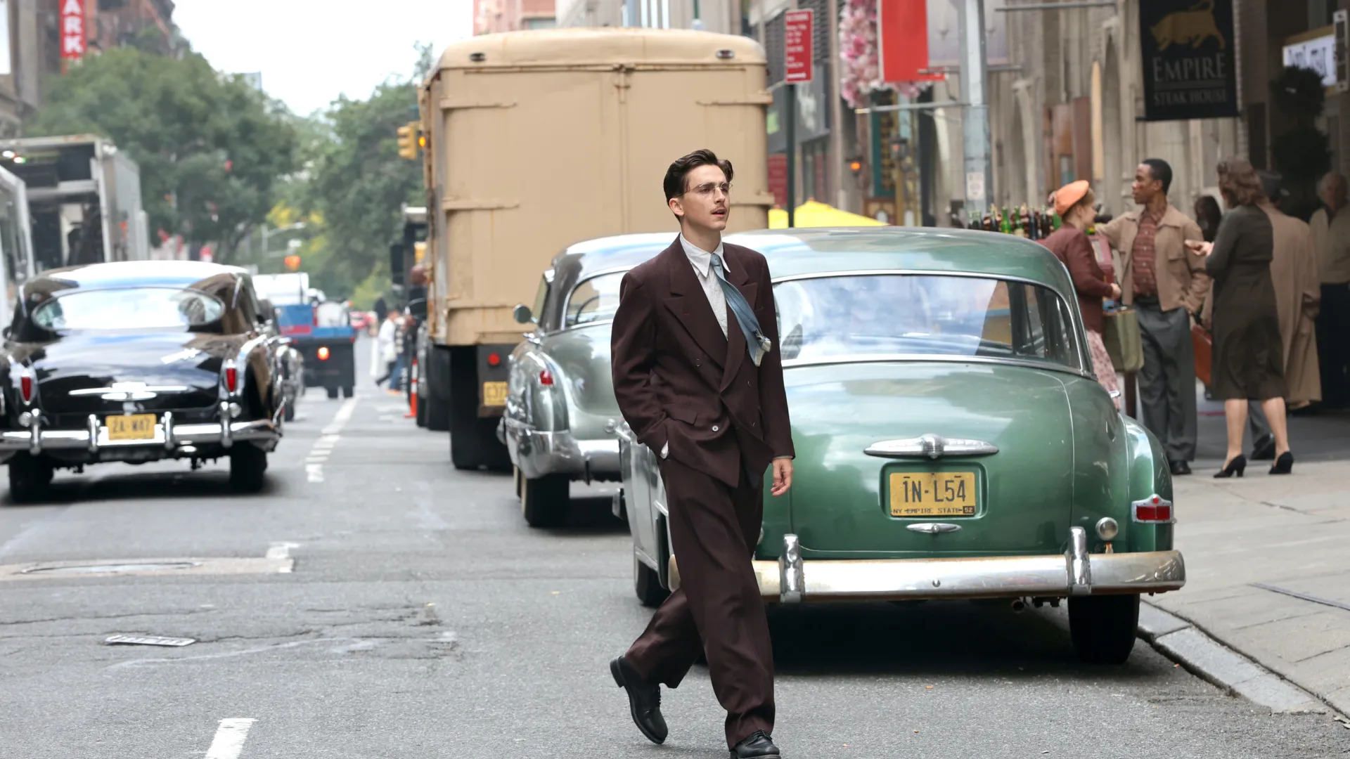 تیموتی شالامی در حال عبور از خیابان در فیلم Marty Supreme