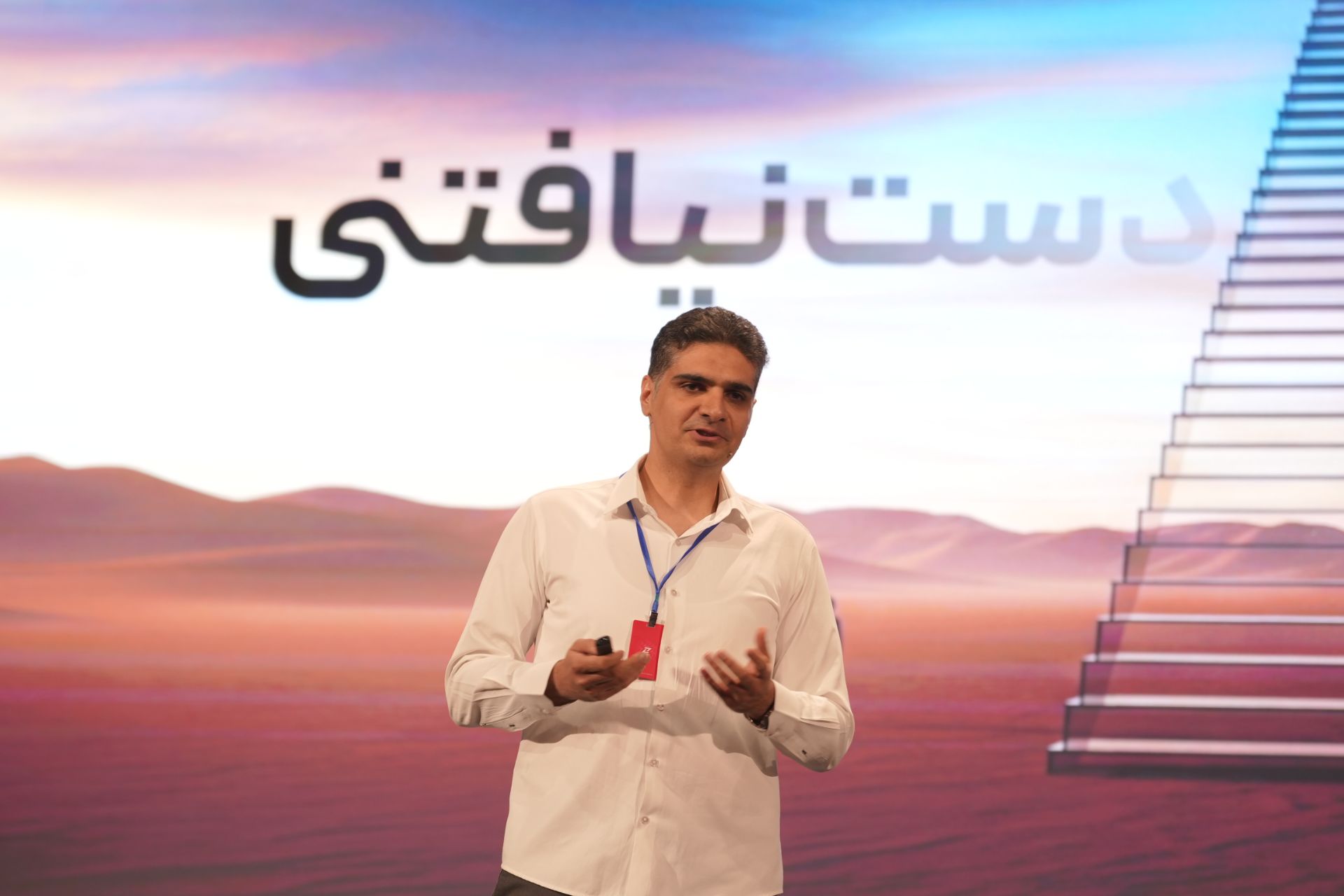 مسعود یوسف‌نژاد در حال سخنرانی در دورهمی تابستان ۱۴۰۴ زومیت