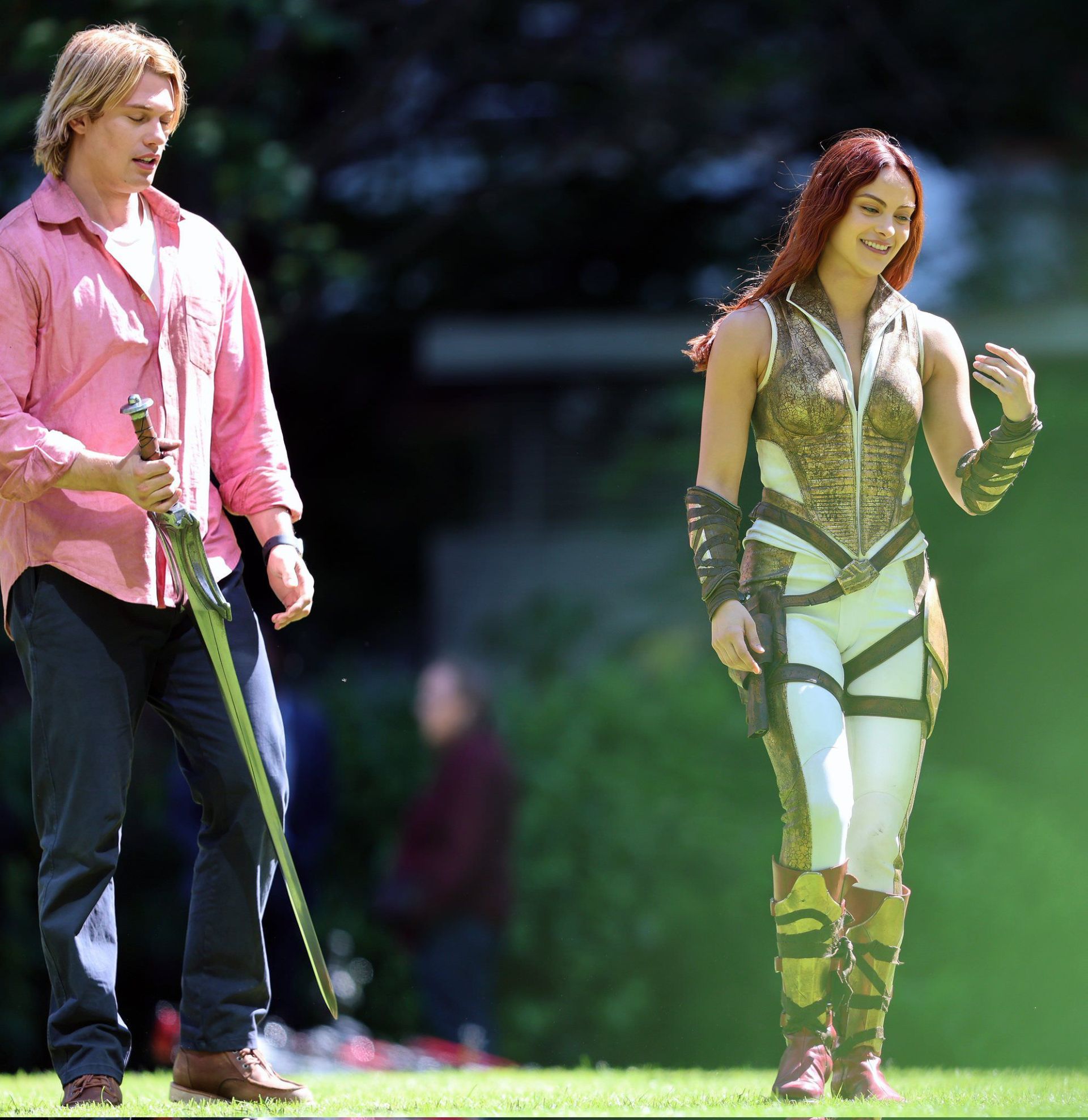 نیکلاس گالیتزین و کامیلا مندس در پشت صحنه فیلم Masters of the Universe