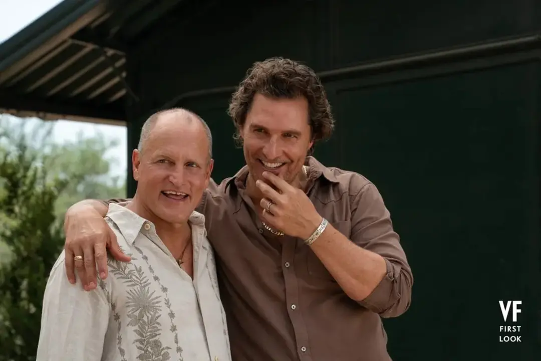 متیو مک‌کانهی (Matthew McConaughey) در کنار هم‌بازی خود در سریال برادرز