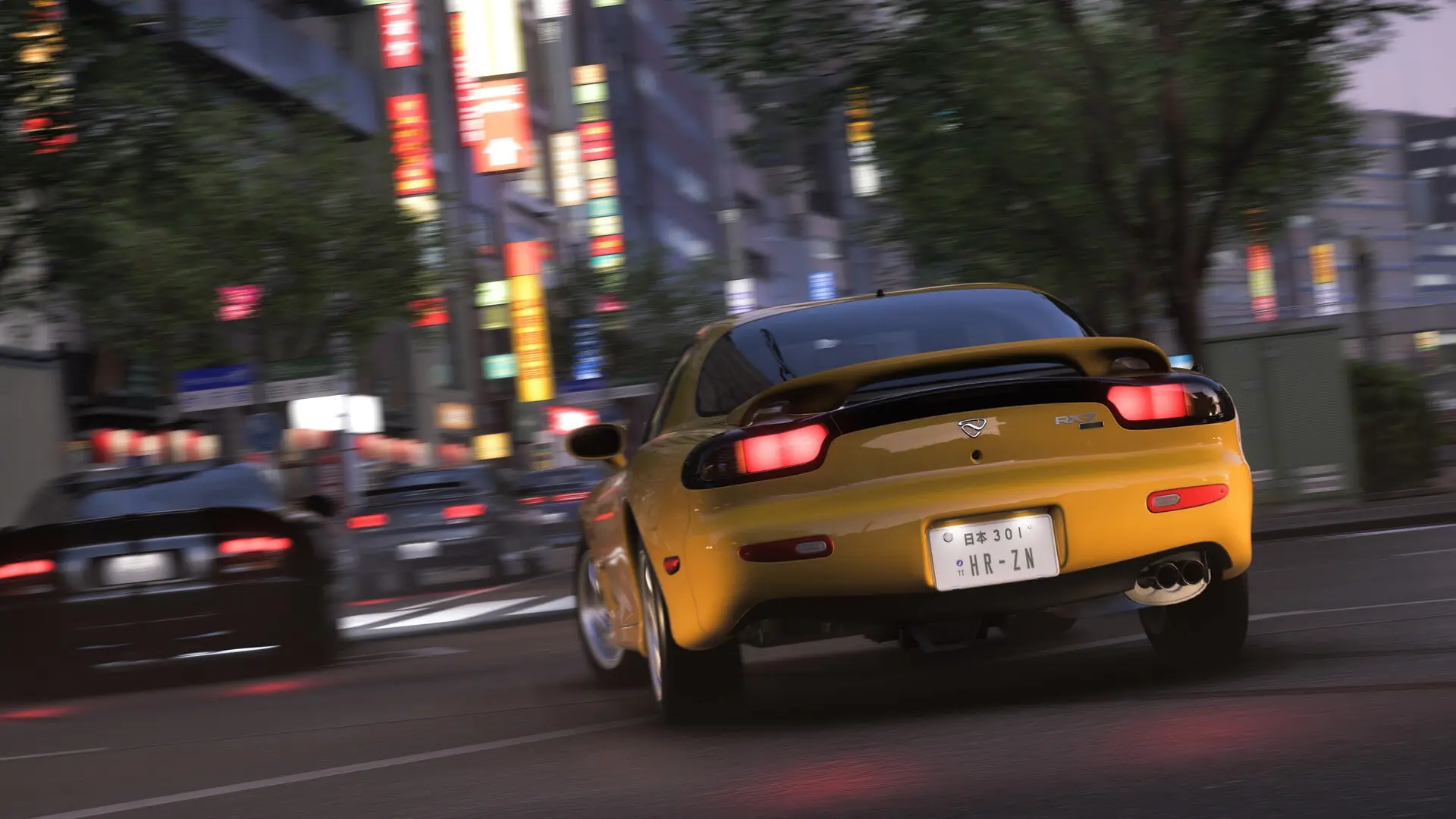 خودروی زرد رنگ مزدا (Mazda RX-7) در حال حرکت در خیابان شهری فورزا