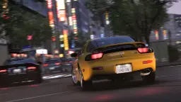خودروی زرد رنگ مزدا (Mazda RX-7) در حال حرکت در خیابان شهری فورزا
