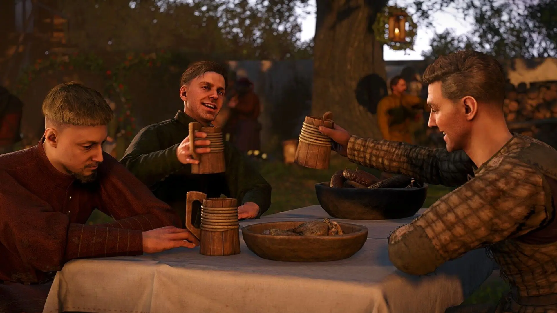 مردان با لباس‌های قرون‌وسطایی در حال نوشیدن آبجو از لیوان‌های چوبی در بازی Kingdom Come: Deliverance 2