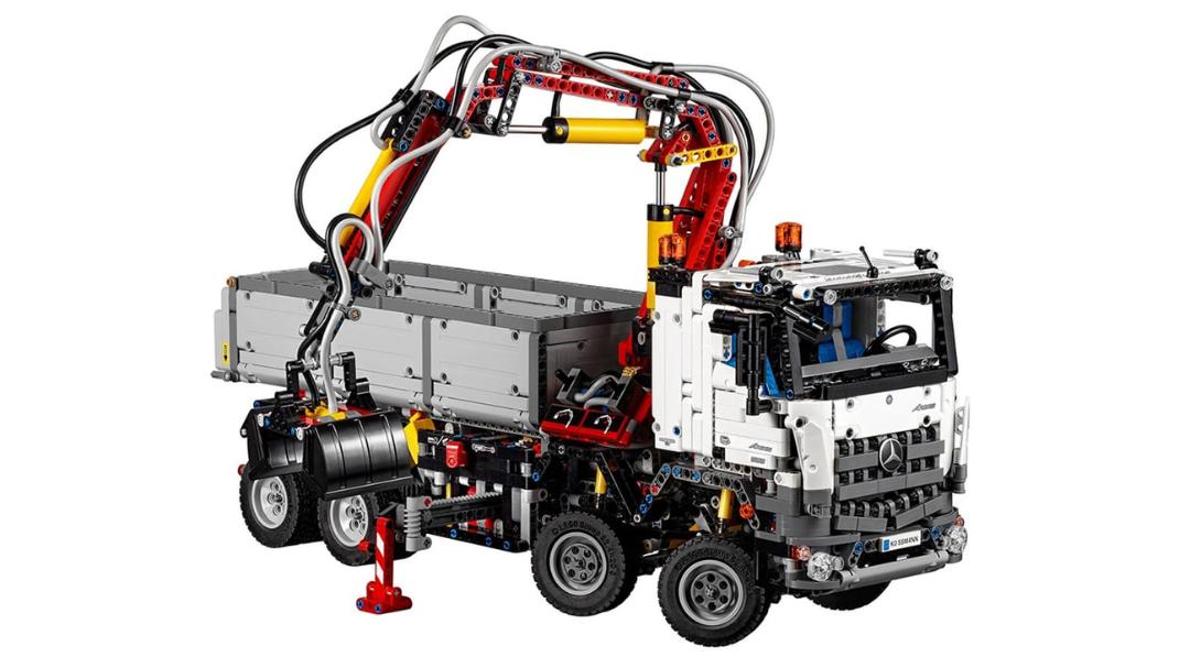 کامیون اسباب‌بازی مرسدس بنز Arocs (Mercedes-Benz Arocs) مدل لگو تکنیک با جرثقیل