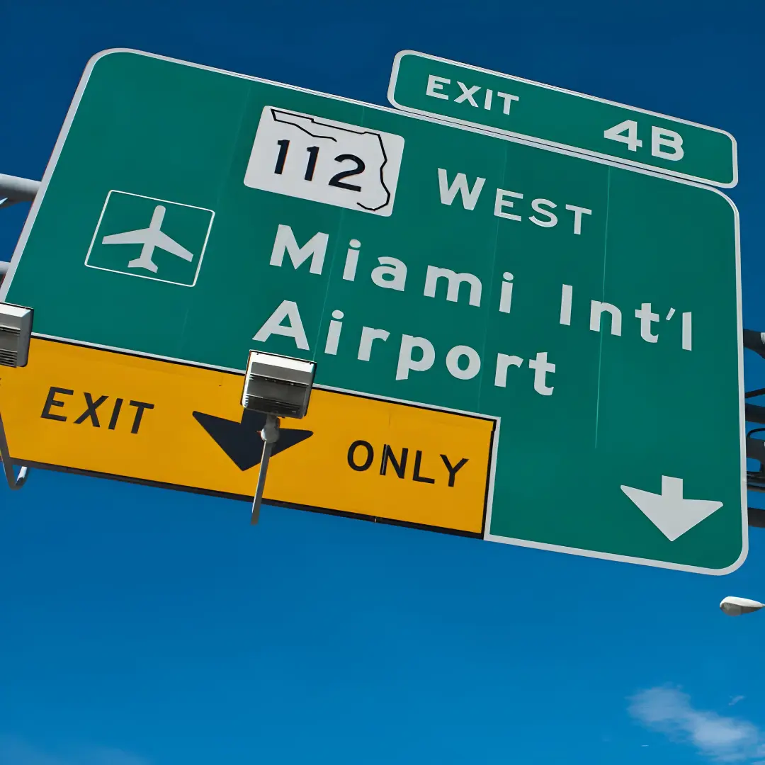 تابلوی سبز رنگ مسیر فرودگاه بین‌المللی میامی (Miami Int'l Airport) در فلوریدا
