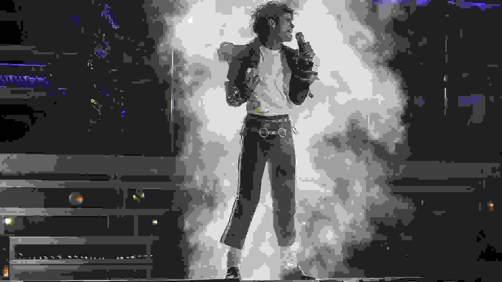 جفر جکسون در حال خواندن در فیلم Michael