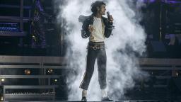 جفر جکسون در حال خواندن در فیلم Michael