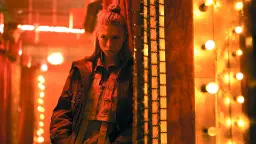 شخصیت اصلی در محیطی با نورپردازی نارنجی در مینی‌سریال Blade Runner 2099