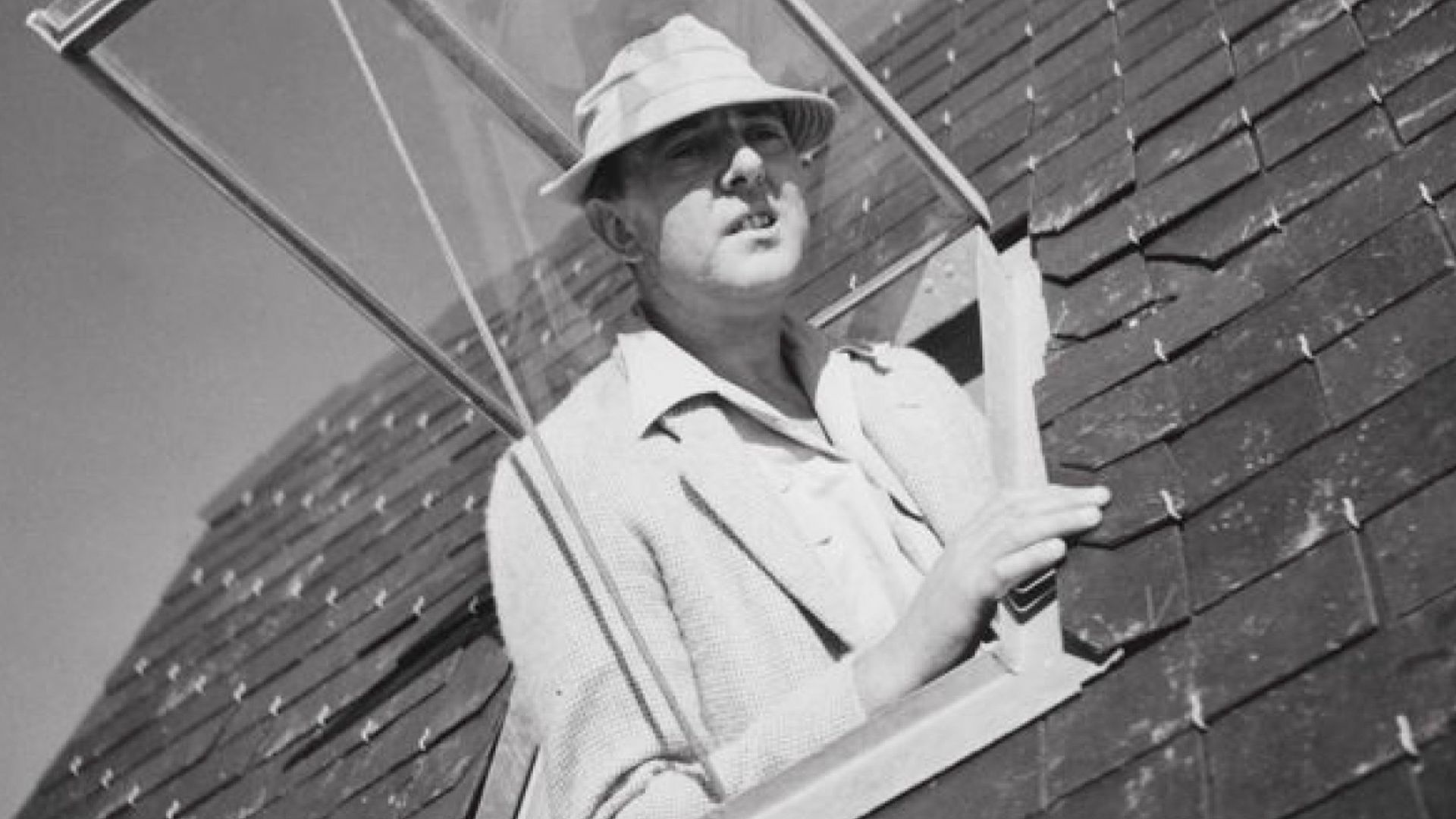 اولو در حال نگاه کردن در فیلم Monsieur Hulot’s Holiday