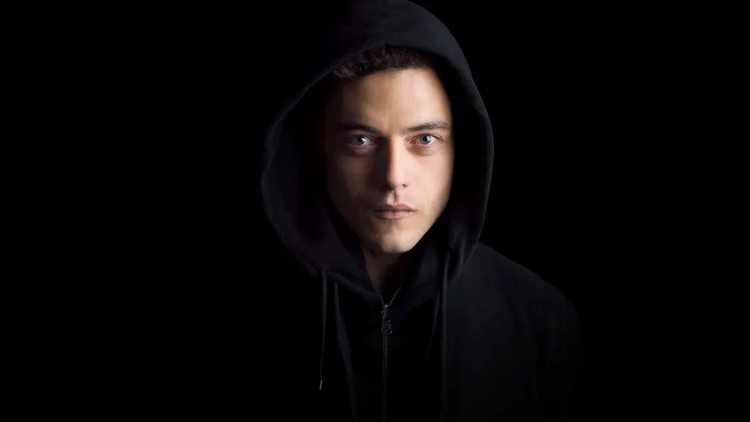 کارکتر در حال نگاه کردن در سریال Mr. Robot