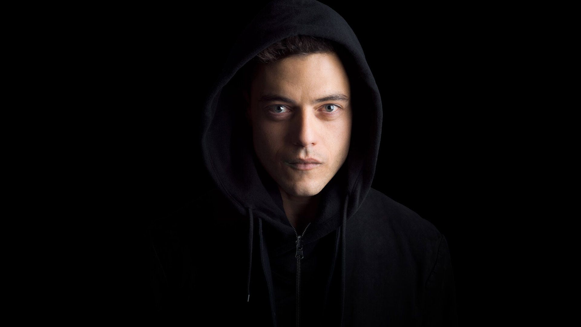 کارکتر در حال نگاه کردن در سریال Mr. Robot