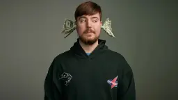 مستربیست (MrBeast) با اسکناس‌های دلار در گوش‌های خود