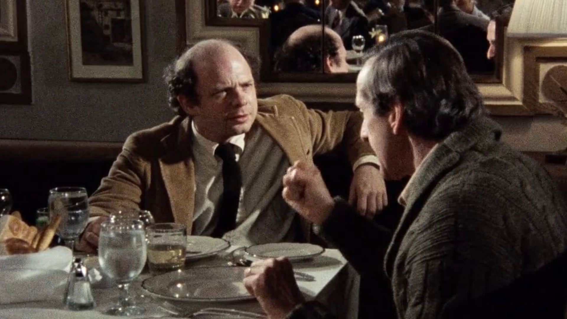 والاس شاون در حال صحبت کردن با آندره گرگوری سر میز شام در نمایی از فیلم شامی با آندره به کارگردانی لویی مال