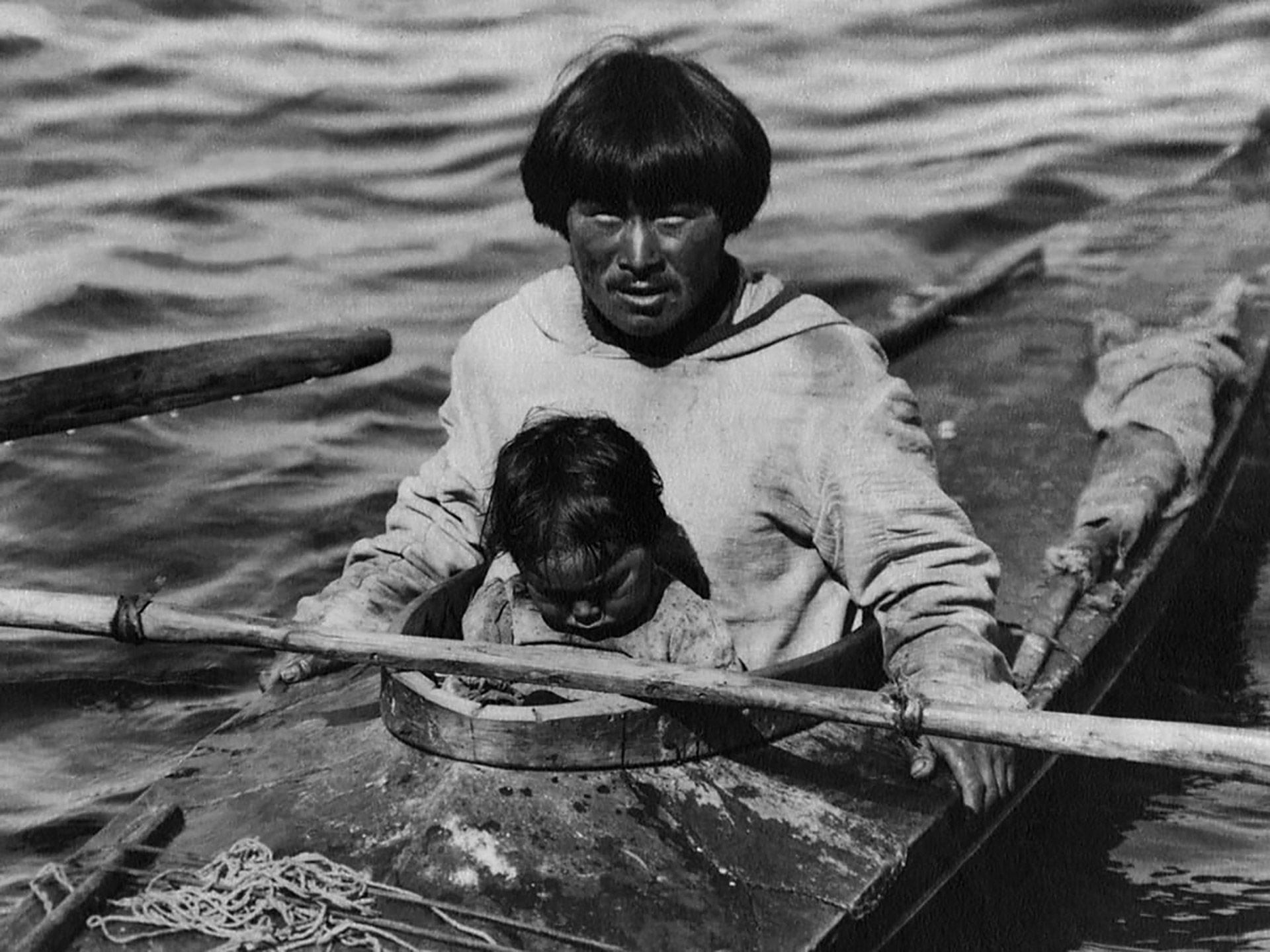 نانوک و فرزندش سوار بر قایق در مستند Nanook of the North