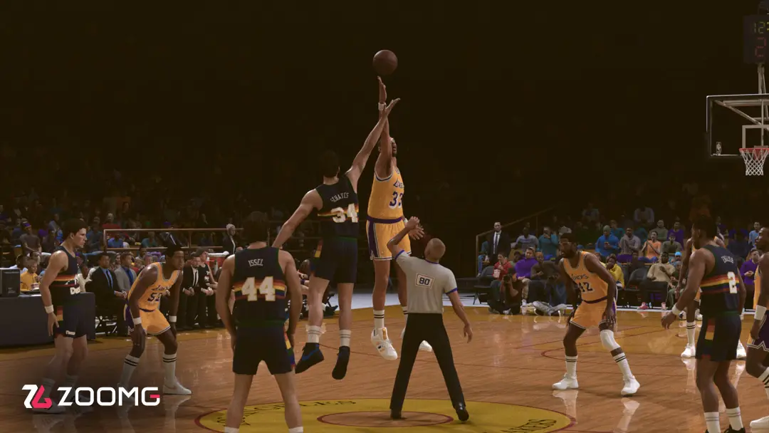 بازیکنان بسکتبال در حال رقابت برای کنترل توپ در بازی NBA 2K27