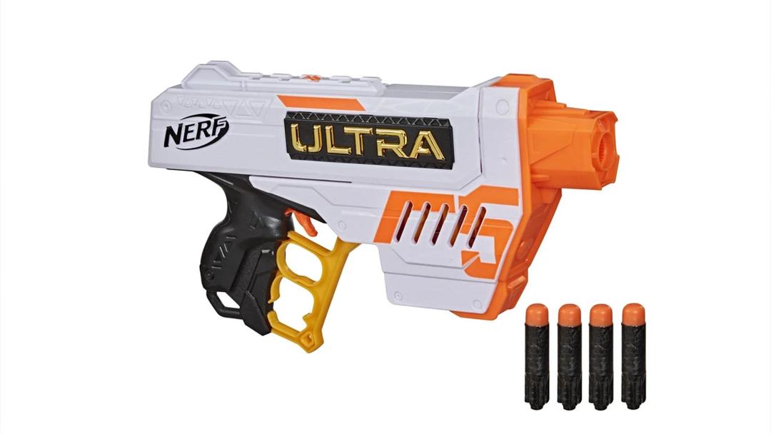 تفنگ اسباب‌بازی سفید و نارنجی برند Nerf Ultra به همراه چهار عدد تیر مخصوص.