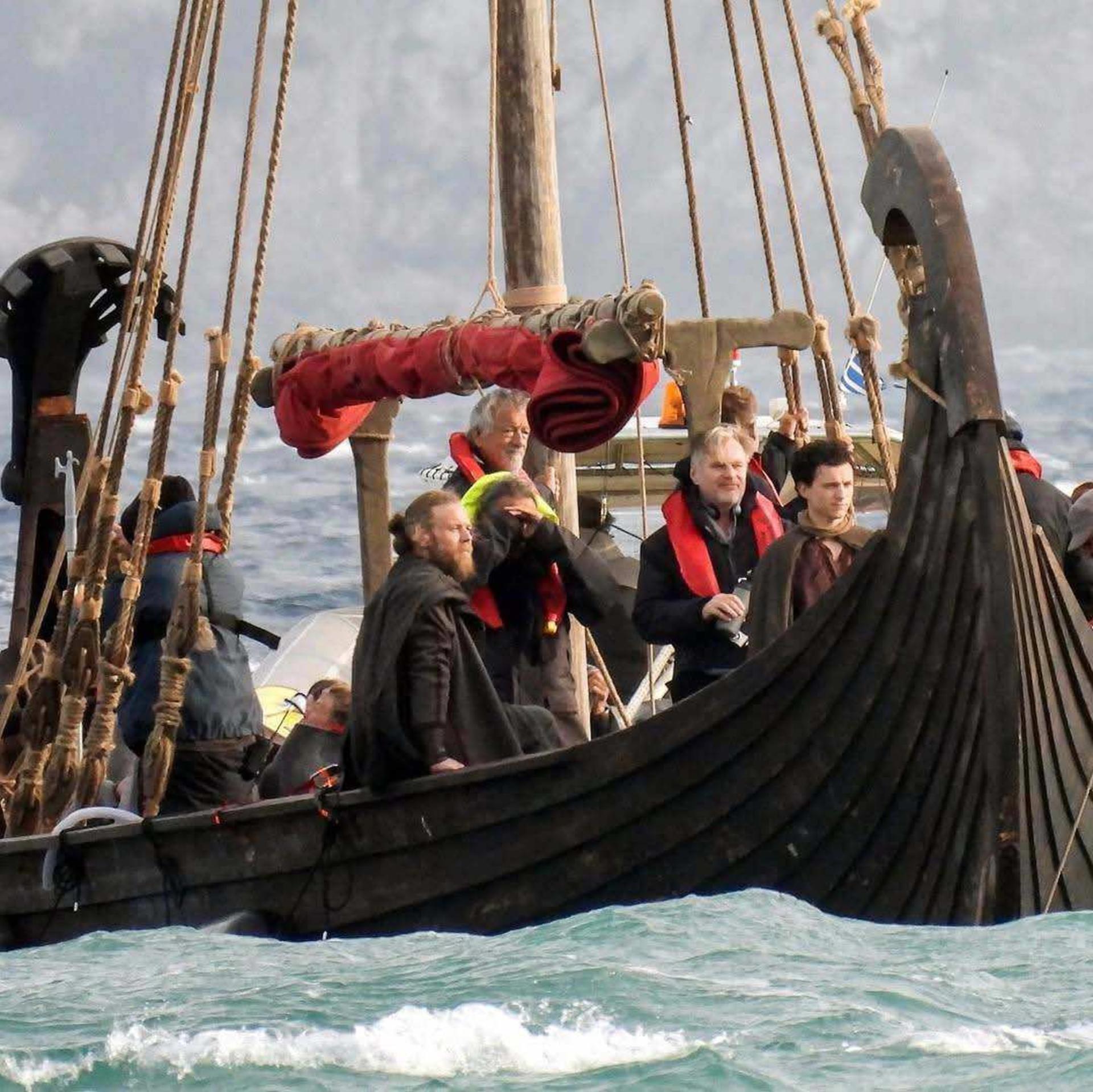نمایی جدید از تام هالند و کریستوفر نولان روی قایق  در پشت صحنه فیلم The Odyssey 