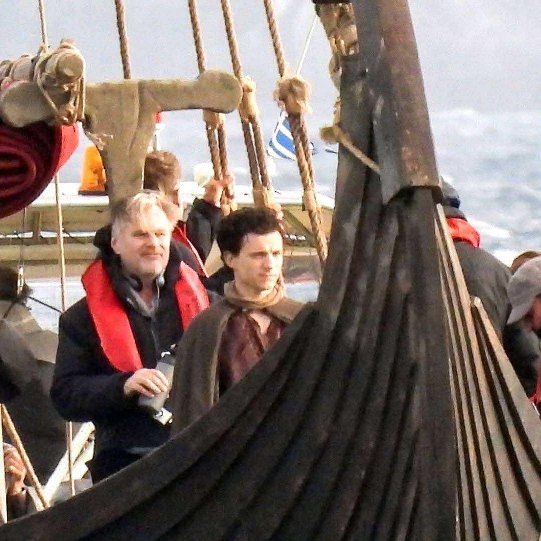 تام هالند و کریستوفر نولان روی قایق در پشت صحنه فیلم The Odyssey 