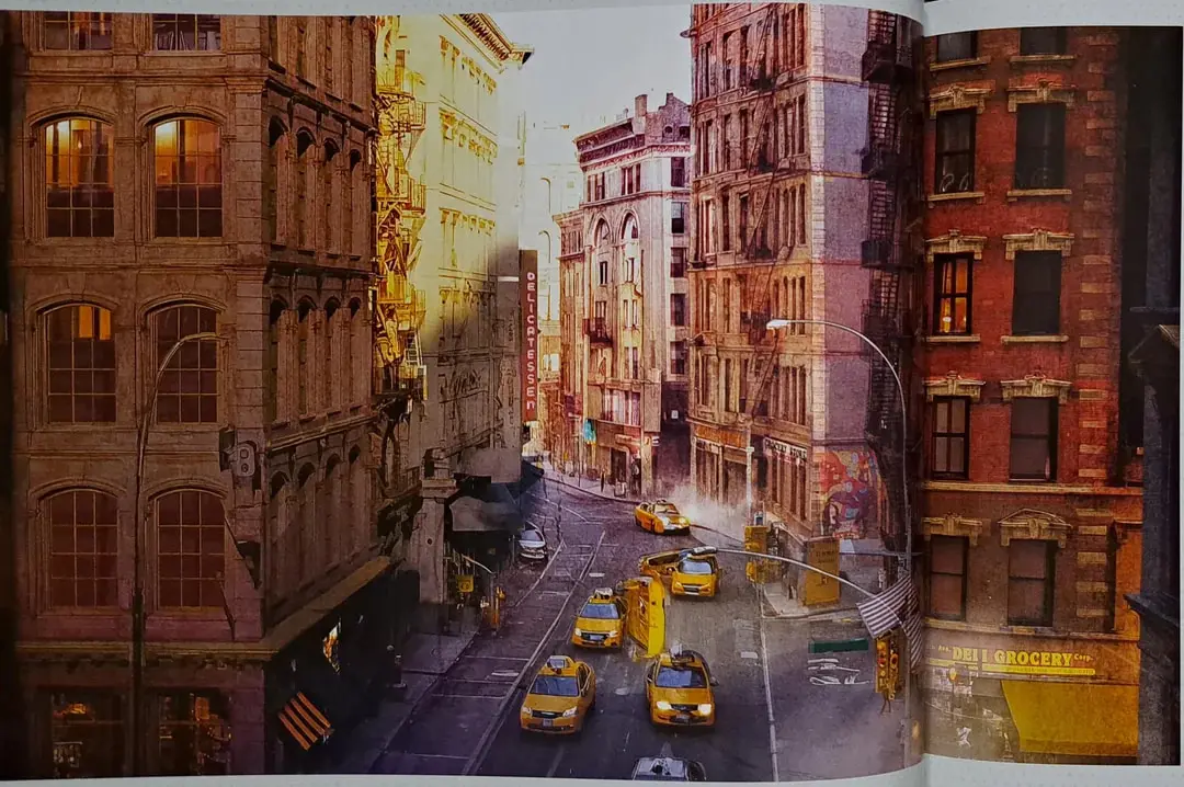 نمای خیابان پرتردد در نیویورک (New York) با تاکسی‌های زرد در میان ساختمان‌های بلند