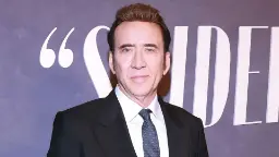 نیکلاس کیج (Nicolas Cage) با کت و پیراهن سفید در یک رویداد
