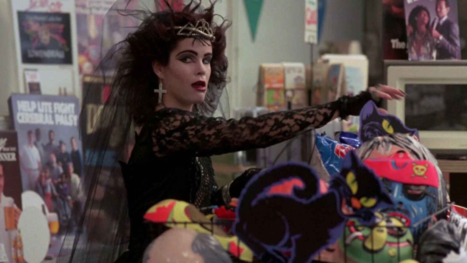 آملیا کینکید با لباس مشکی در فیلم Night of the Demons