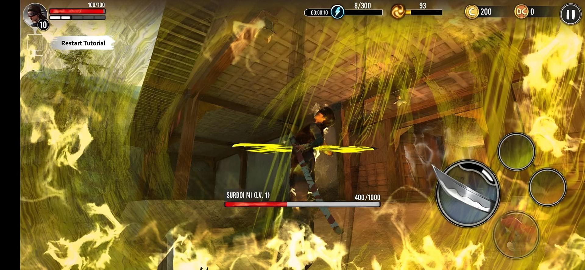 مبارزه شخصیت اصلی در بازی موبایل Ninja Ryuko (نینجا ریوکو) میان شعله‌های آتش