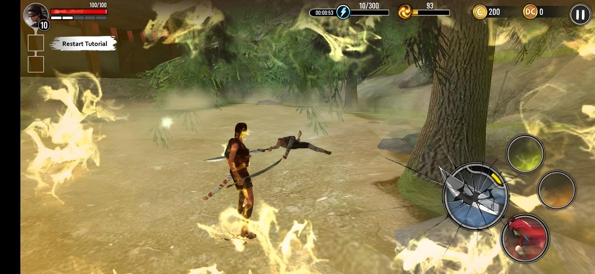 شخصیت اصلی بازی Ninja Ryuko (نینجا ریوکو) در حال مبارزه با دشمن در محیط جنگلی