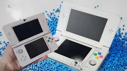 کنسول دستی نینتندو (Nintendo 3DS) در کنار کنسول انبرنیک (Anbernic RG DDS) روی پس‌زمینه آبی