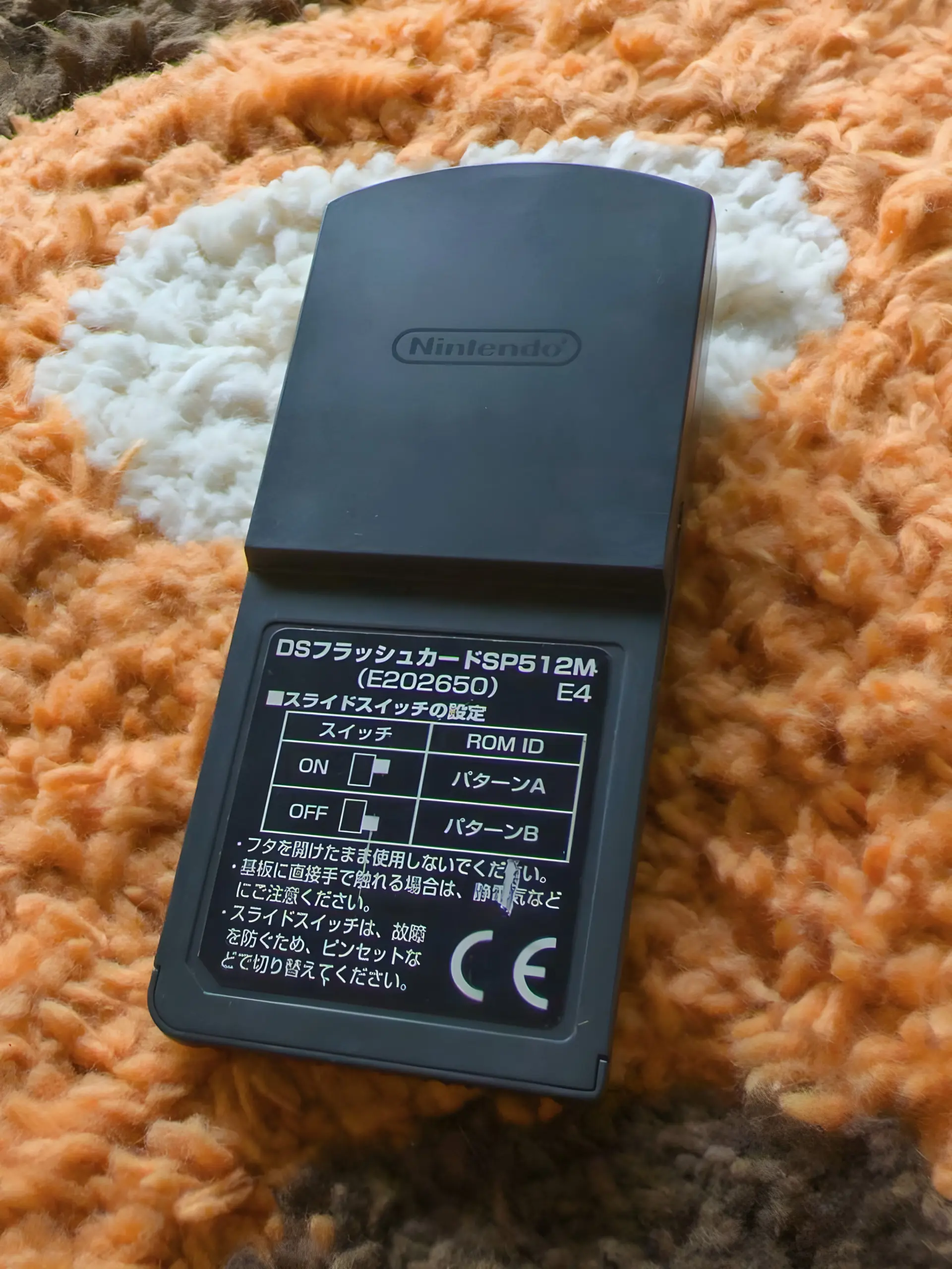کارت حافظه نینتندو مدل DS Flashcard SP512M روی فرش