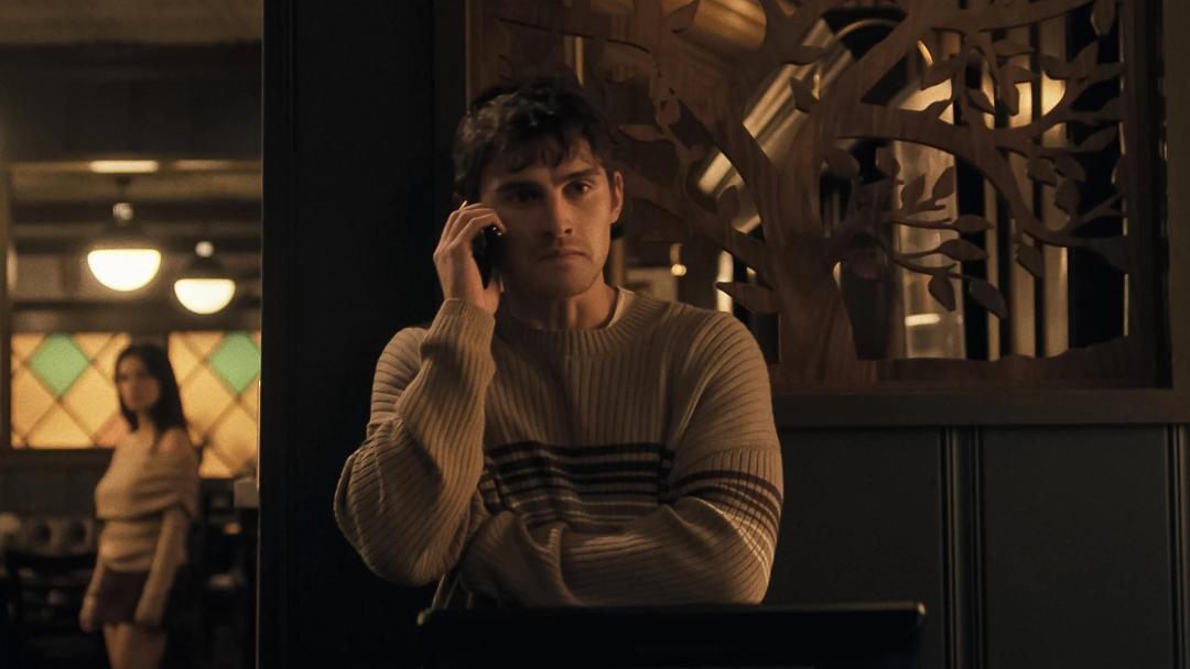 بارکر همراه با تلفن در فیلم Obsession