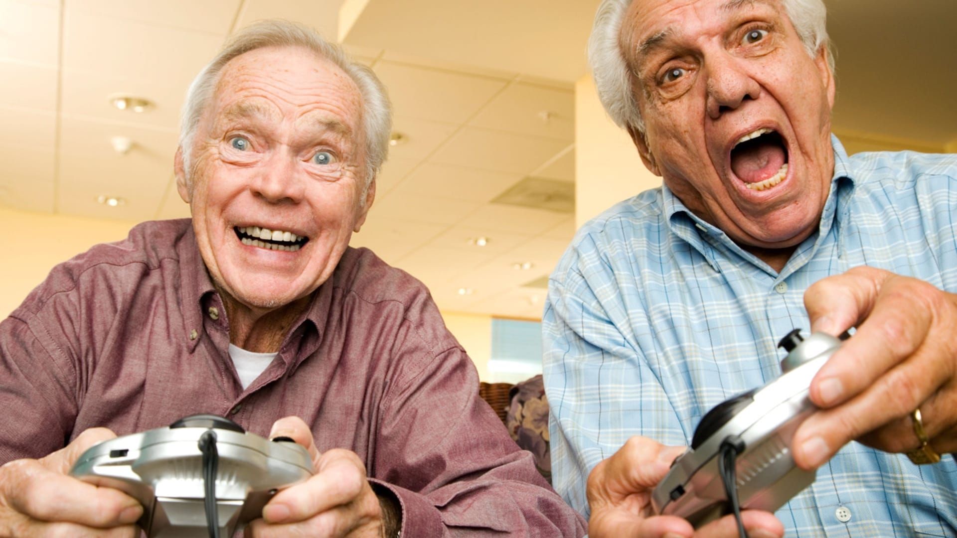 دو فرد مسن در حال تجربه بازی ویدیویی