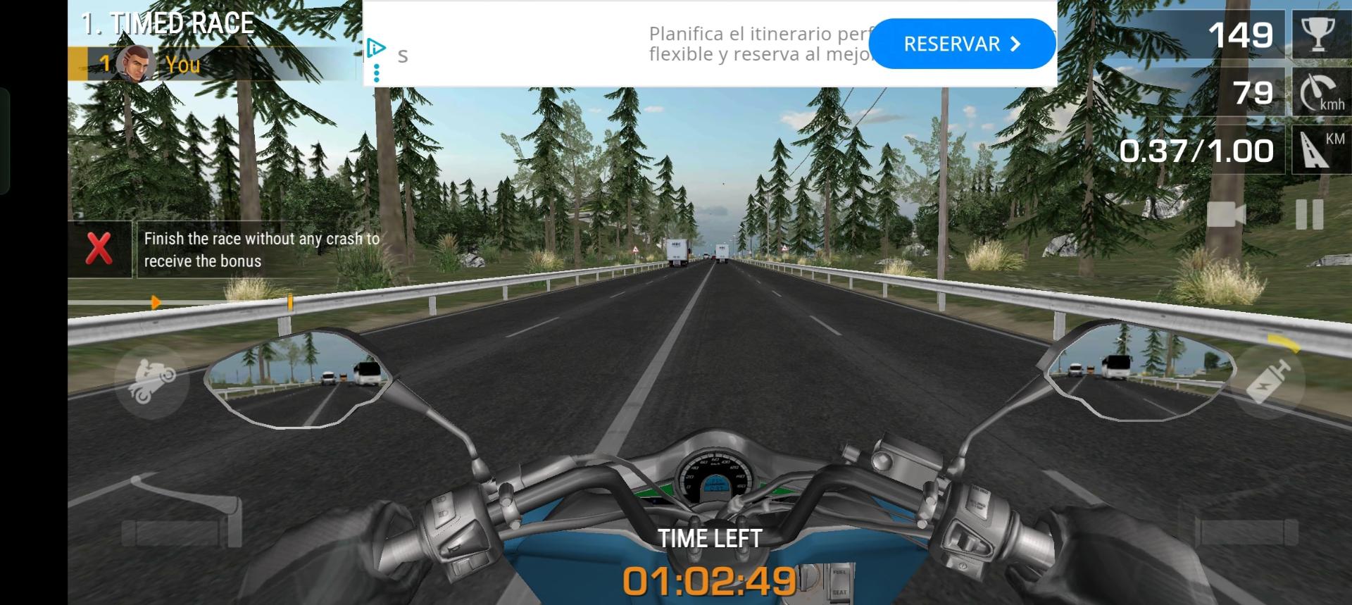 موتورسواری در بازی موبایل On The Run:Moto در جاده‌ای میان جنگل