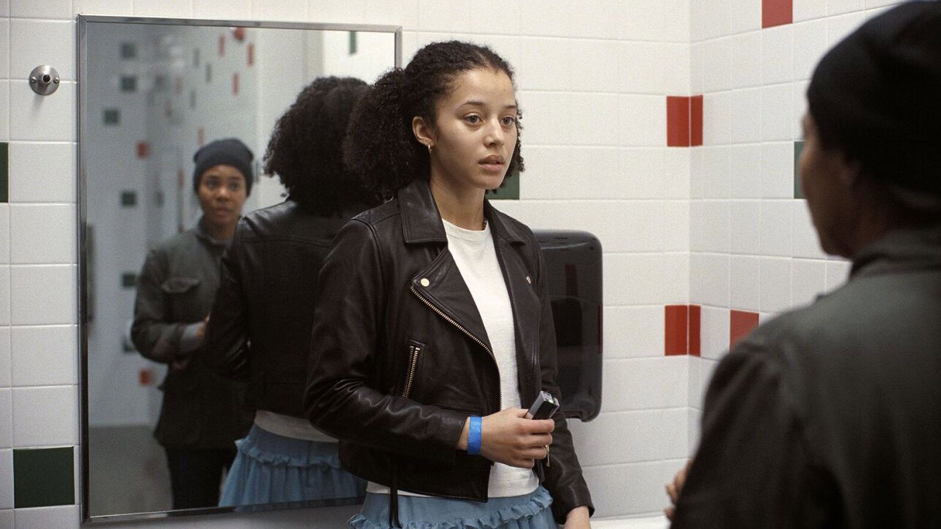 کارکتر در دستشویی در فیلم One Battle After Another