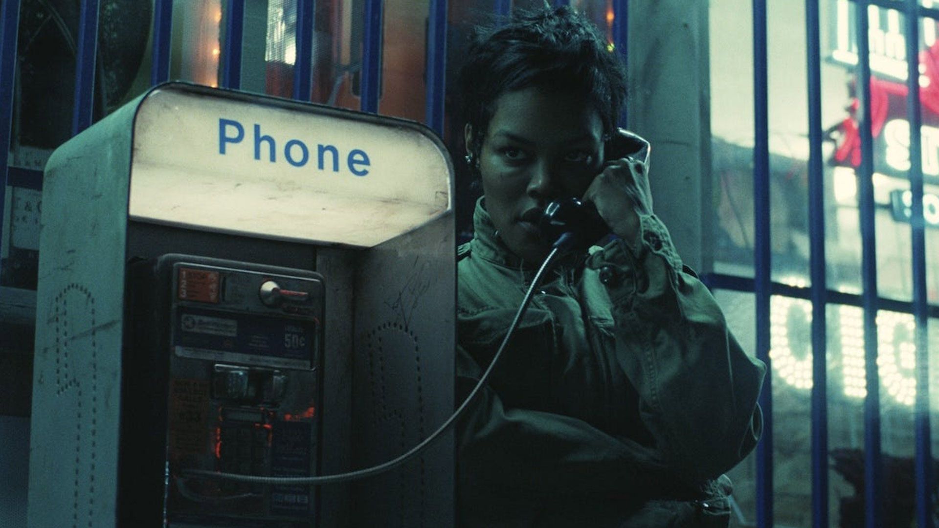 پرفیدیا در حال حرف زدن در فیلم One Battle After Another