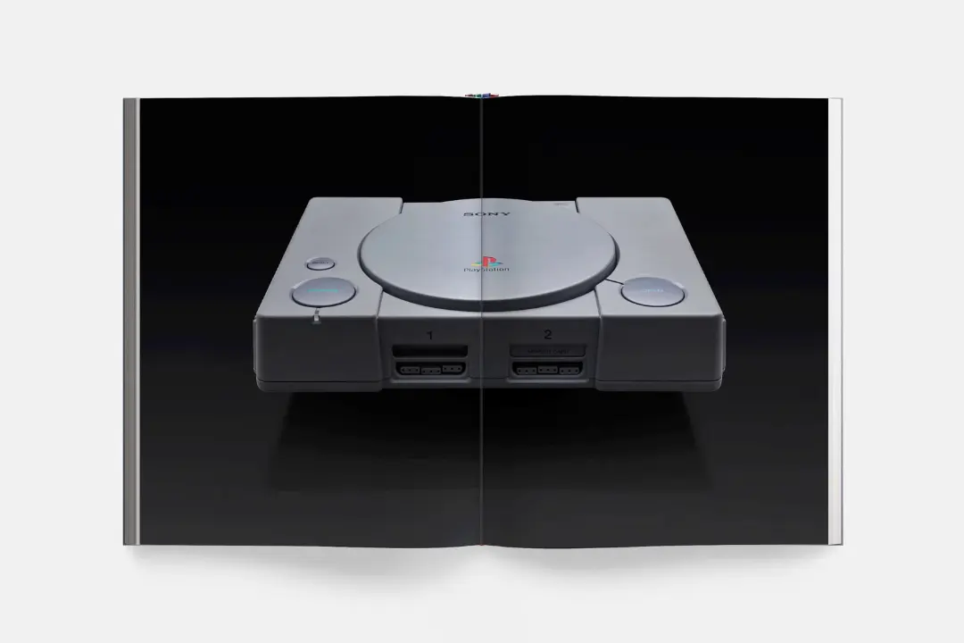 کنسول بازی پلی‌استیشن (PlayStation) نسل اول سونی روی صفحه سیاه
