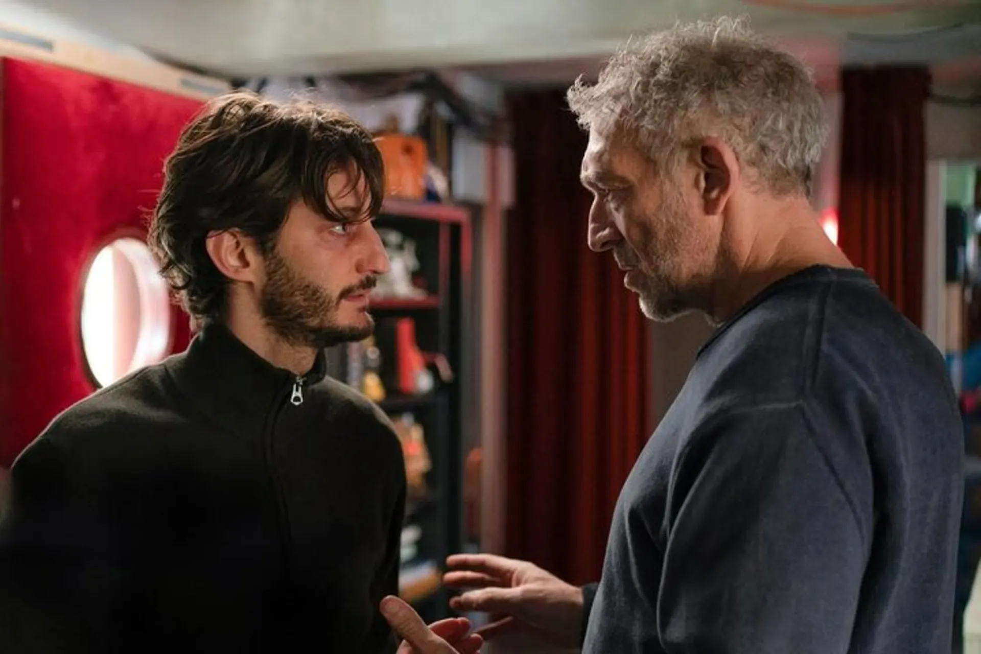 صحبت دو مرد در فیلم parallel tales 