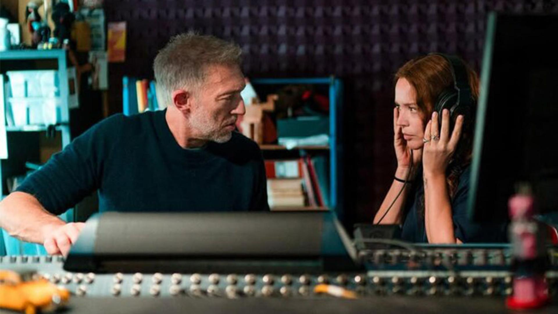 بازیگران فیلم parallel tales در حال گوش دادن به موسیقی