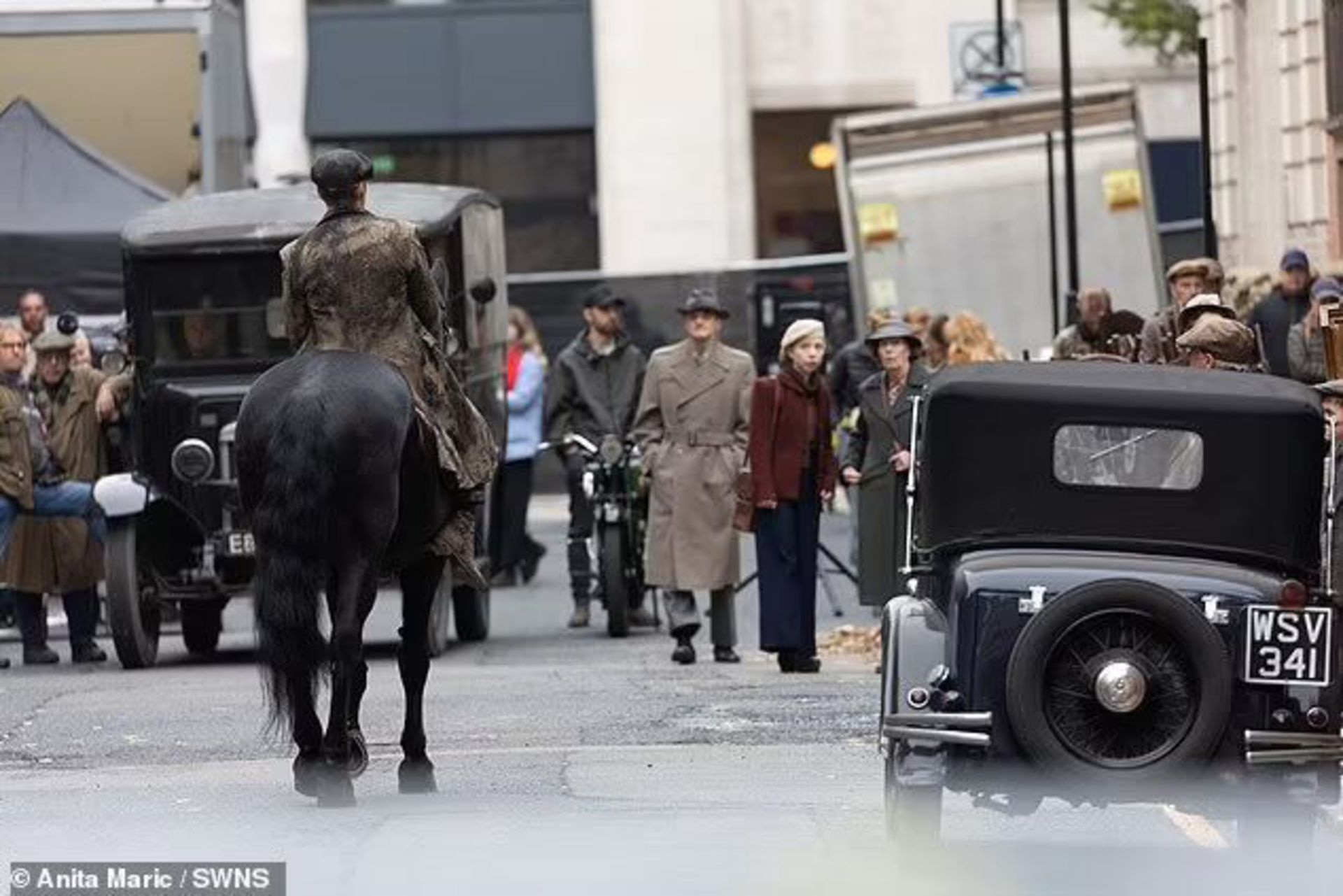 کیلین مورفی سوار بر اسب در فیلم Peaky Blinders 