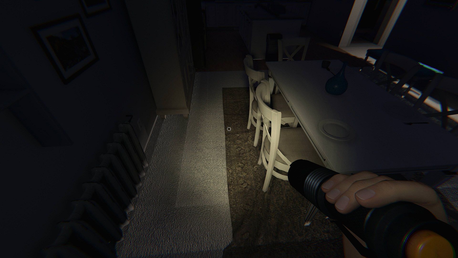 کاوش در محیط با چراغ قوه در بازی Phasmophobia