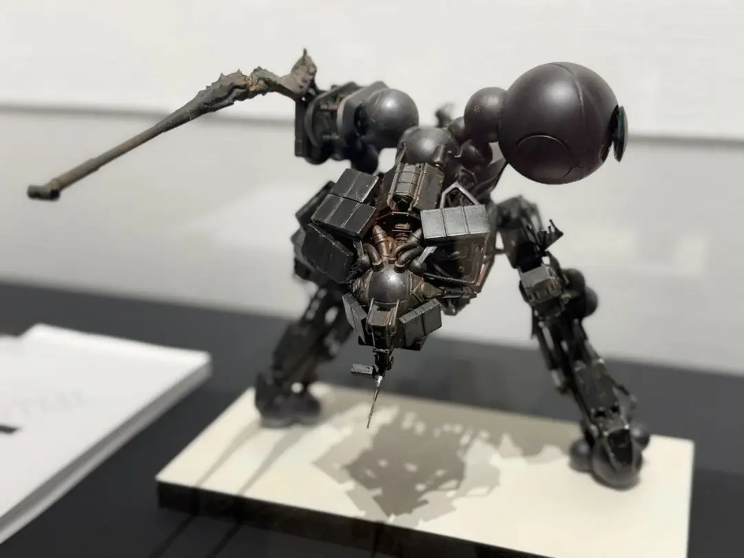 مدل مفهومی رباتیک با طراحی مشابه متال گیر (Metal Gear) در نمایشگاه