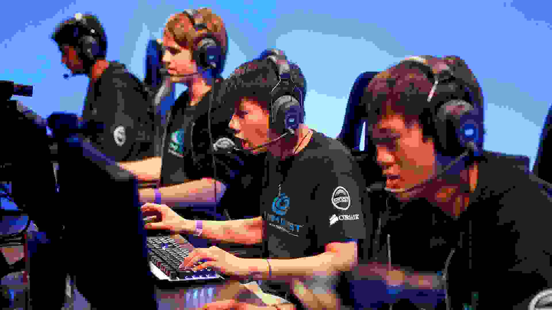 چند بازیکن در حال تجربه مسابقات ESports
