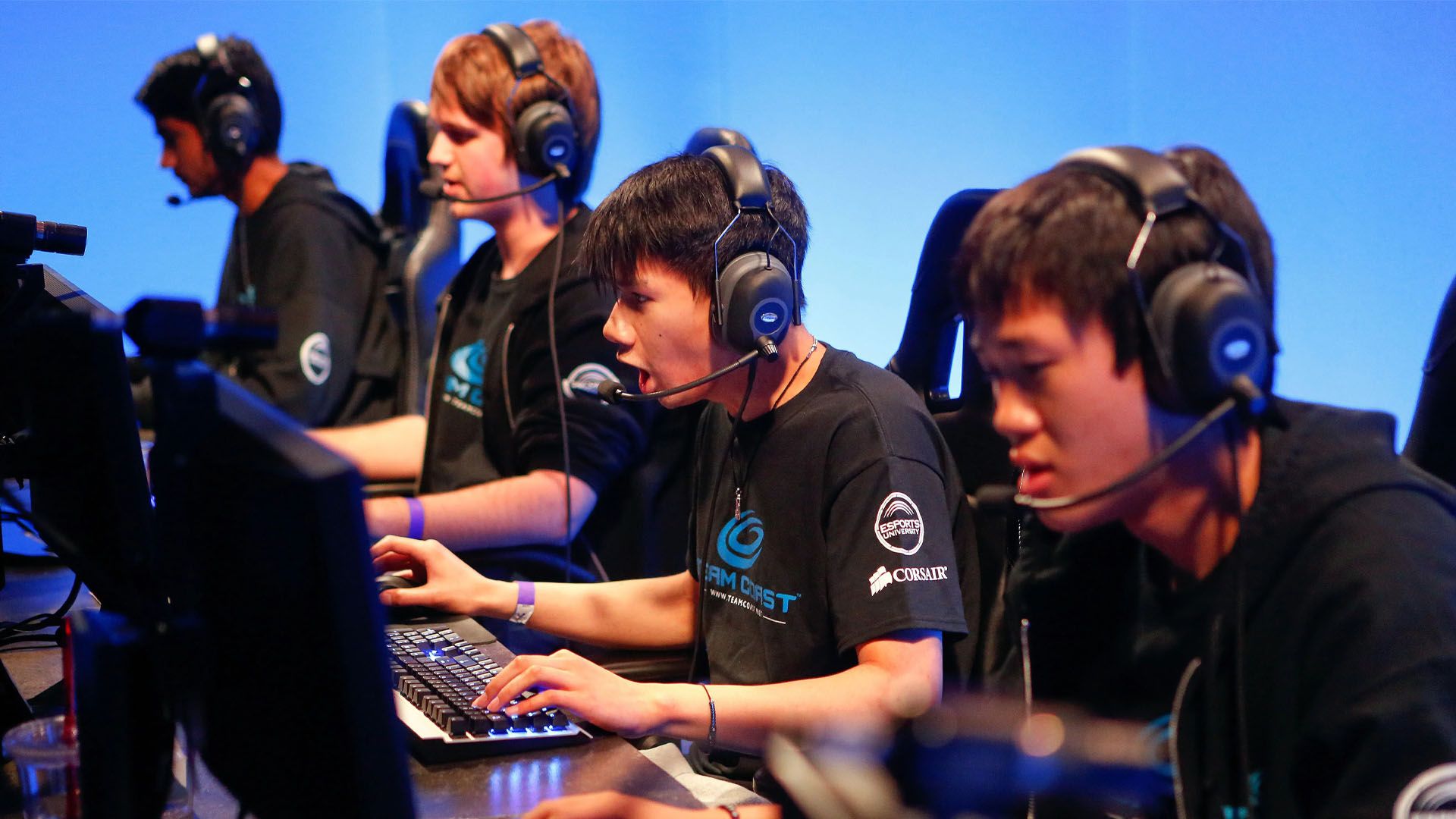 چند بازیکن در حال تجربه مسابقات ESports