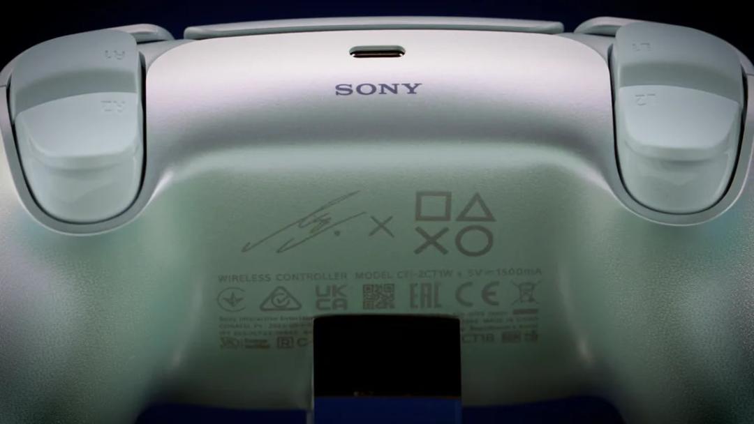 کنترلر بی‌سیم پلی استیشن (PlayStation) با طرح اختصاصی هنرمند لیسا